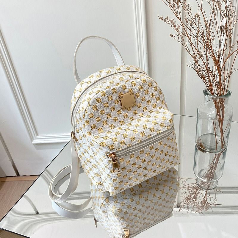 Ladies front pocket printed small backpack 2024 autumn and winter Korean version of the new product personality daily change small bag