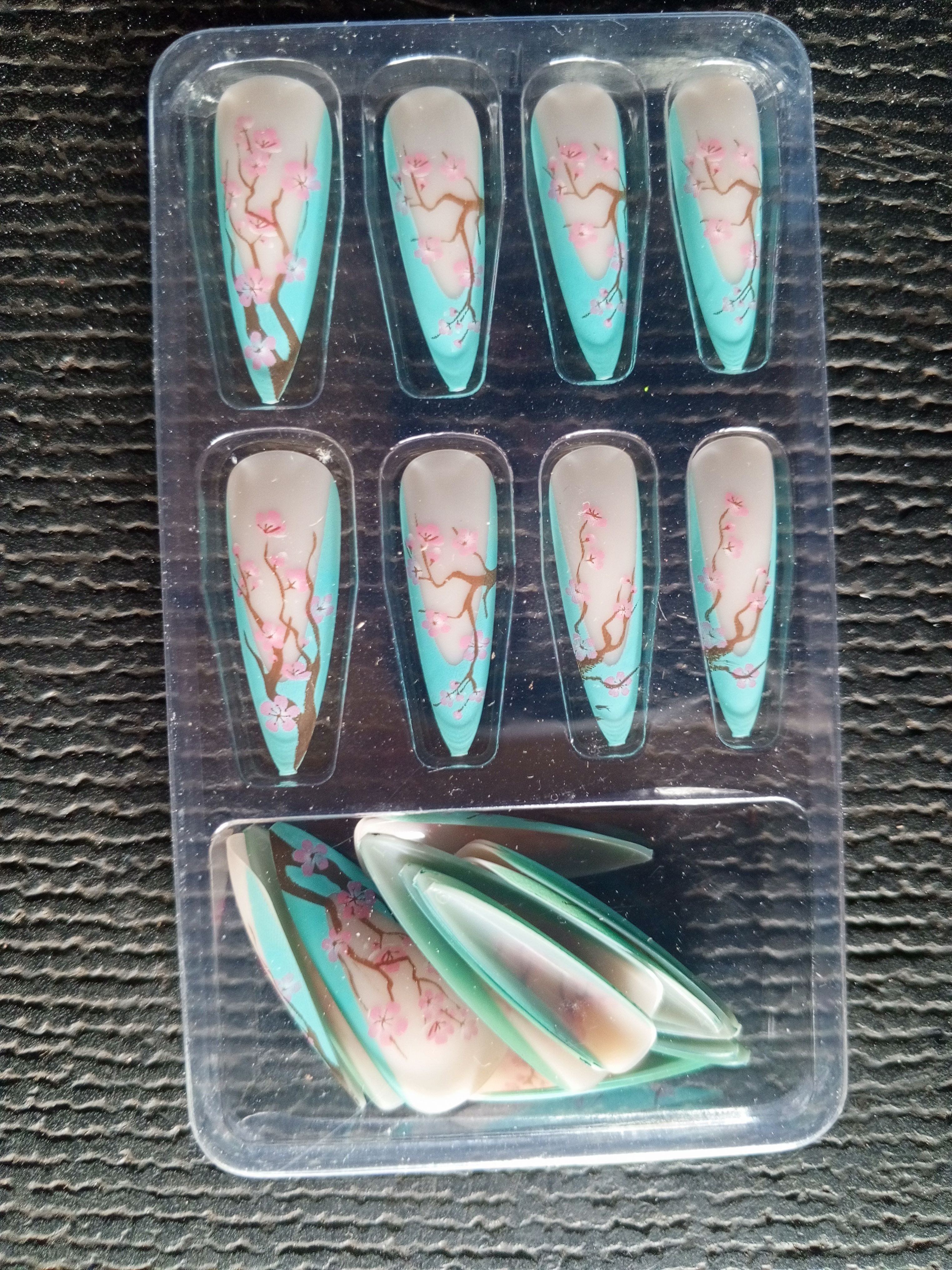 24pcs Luxury Designer Green 💚 Long Stilleto Press On Stick On Nails - 
Reusable Stick-On Acrylic Nails for Elegant & Stylish Manicure