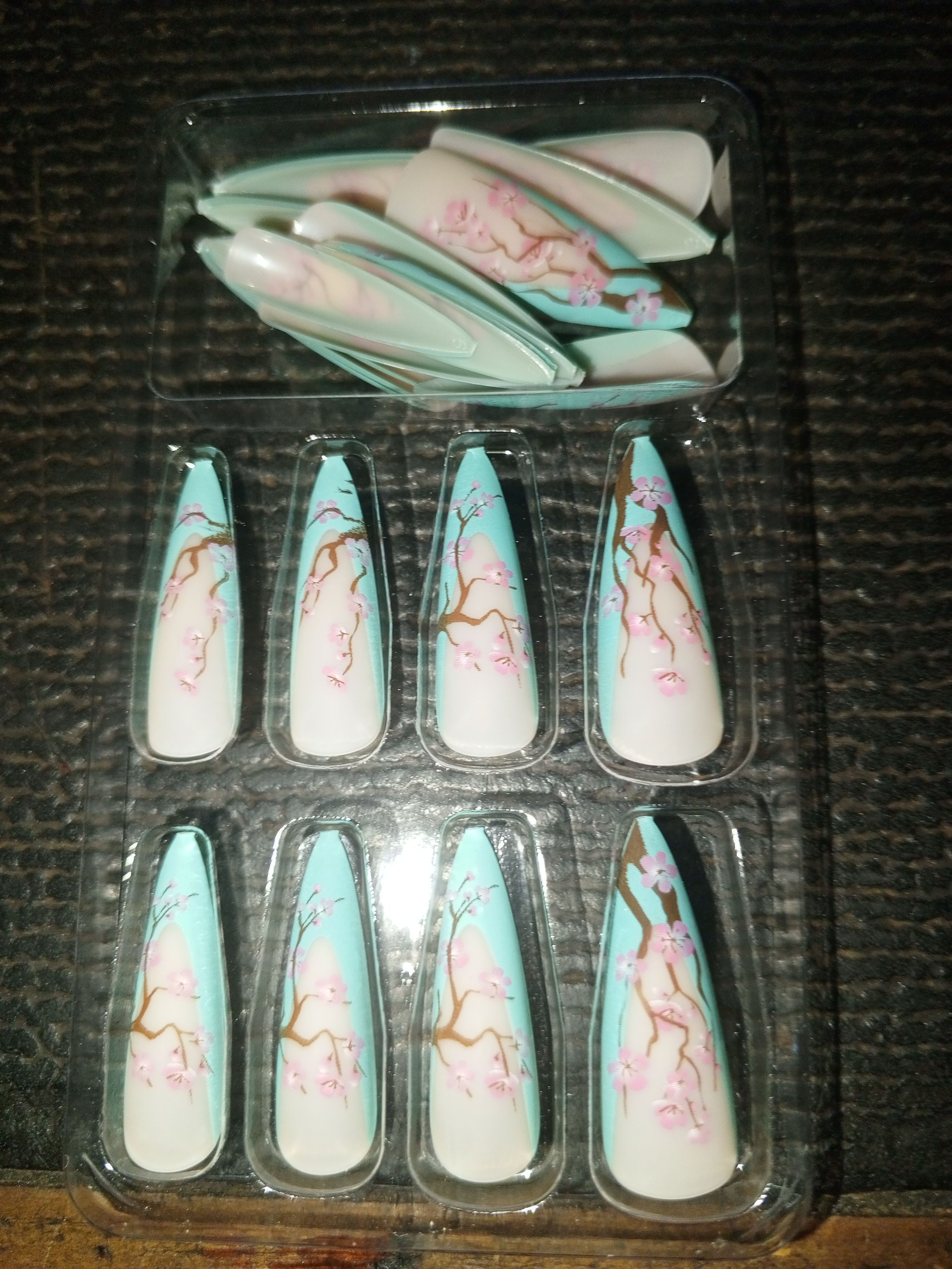 24pcs Luxury Designer Green 💚 Long Stilleto Press On Stick On Nails - 
Reusable Stick-On Acrylic Nails for Elegant & Stylish Manicure