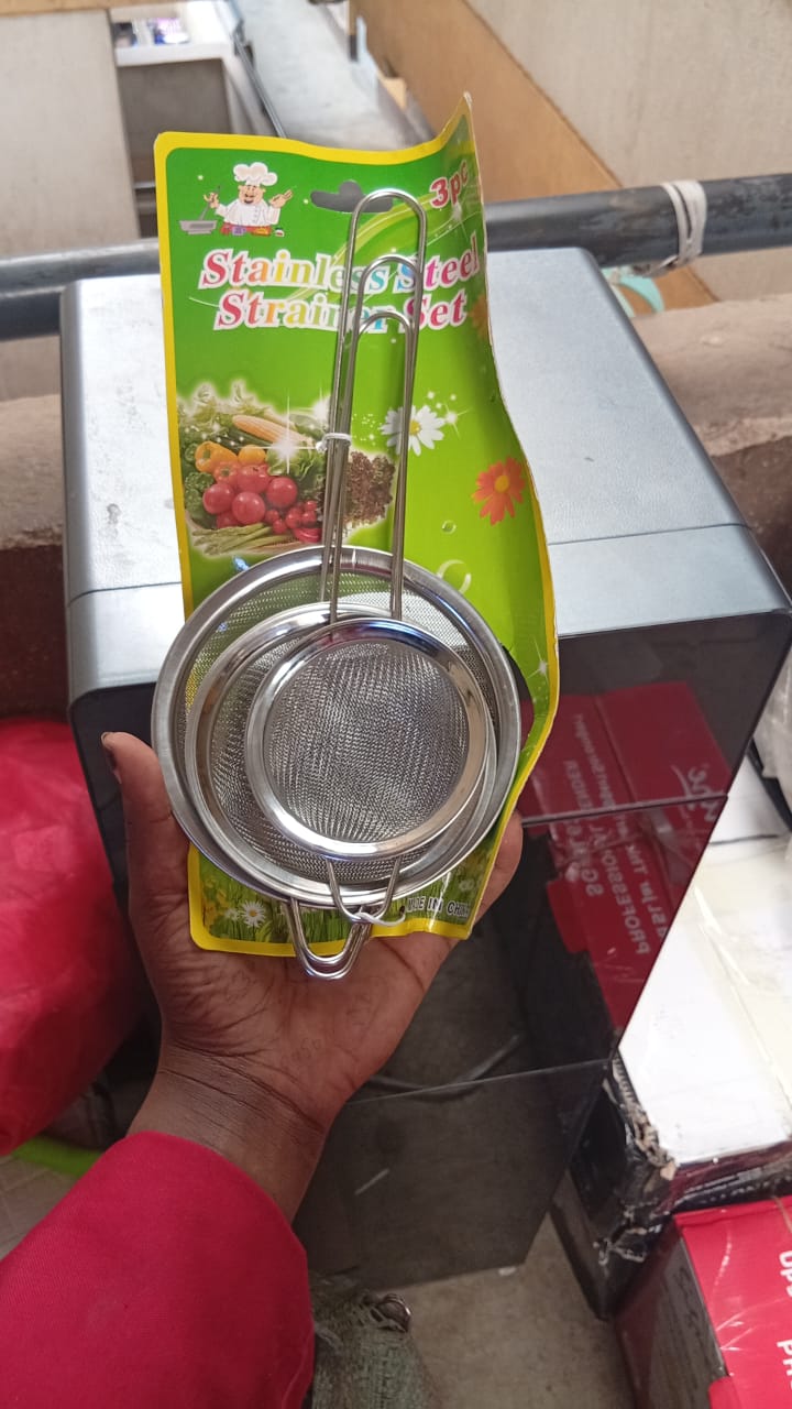 🎇🦋3 In 1 Metallic Sieve Set – Durable Stainless Steel Mesh Strainers For Kitchen Use (8cm, 10cm, 12cm)🎇Smooth rim and sturdy handle — ensures secure positioning over bowls and pots while straining