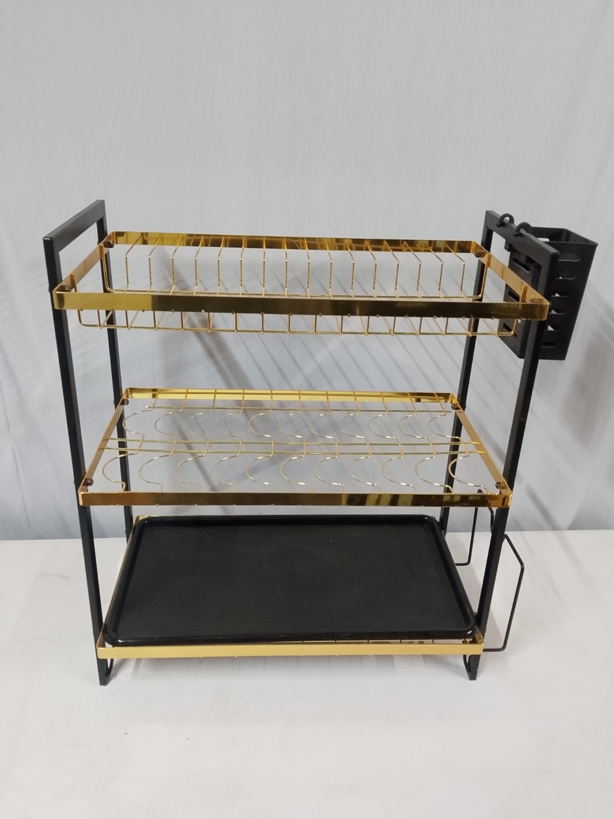 🤮3 Tier High quality carbon steel dish rack🎇Made with heavy-duty stainless steel
Long-lasting
Descent size, 
Capable of holding quite a large number of dishes, utensils & cutting board.
Compartments