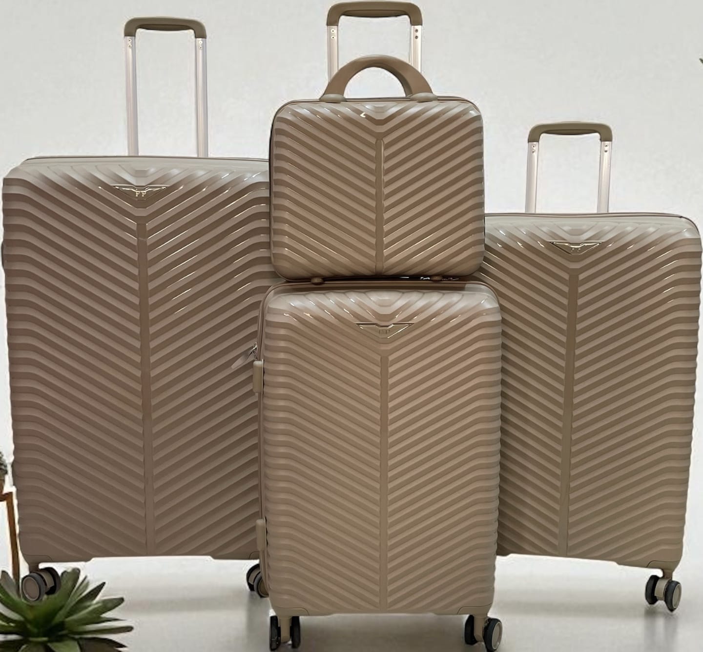 🤑PRICE DROPPED🎀4 in 1 luxurious RUBBER 📍suitcase briefcase travel bag is the perfect way to stay organized and stylish on the go.Made of high-quality materials 
Sleek and stylish design
4-in-1 desi