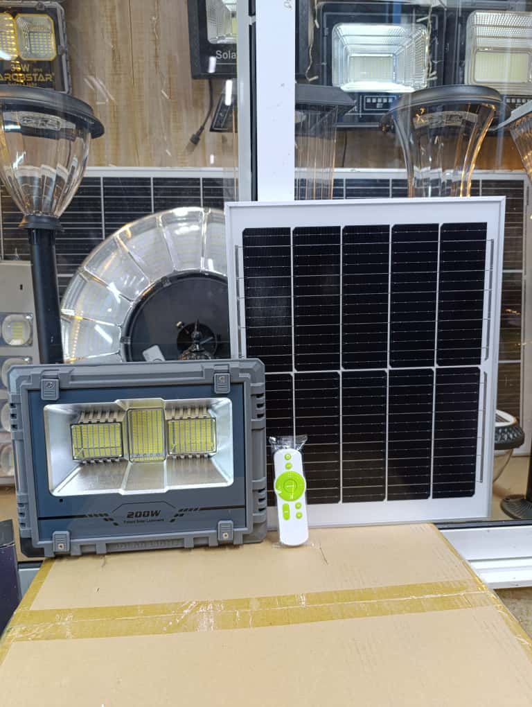 Energy-efficient:Breaker Warrior 200W Super Solar Floodlight🎇Solar street lights use solar energy to power LED lights, which is a renewable and clean source of energy.
Cost-effective: Solar street li