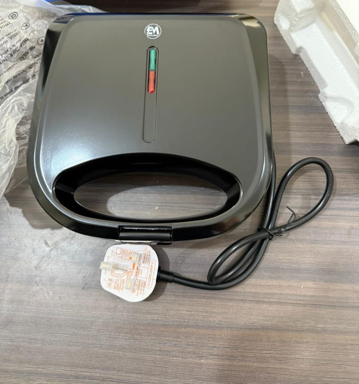 SANDWICH MAKER. Em ElectroMate Sandwich Maker 2-Slice Non-Stick 750W Toaster,  Easy food release and hassle-free cleaning. Safe and comfortable handling during use.