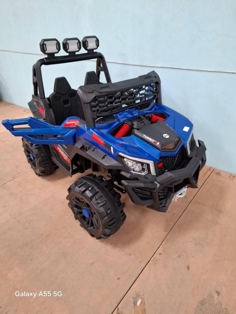 Kids Electic Car . 12 v battery, 4 motors.Bluetooth.