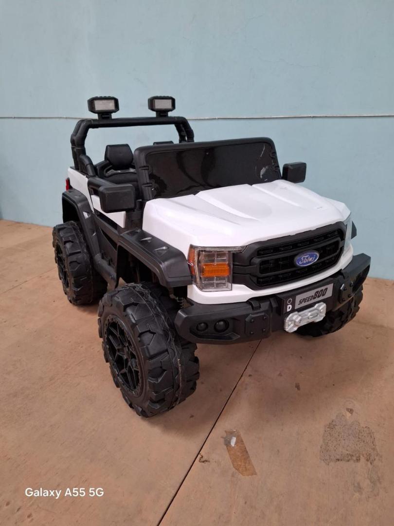 Kids Electric Car . 12v Battery. 2 motors.