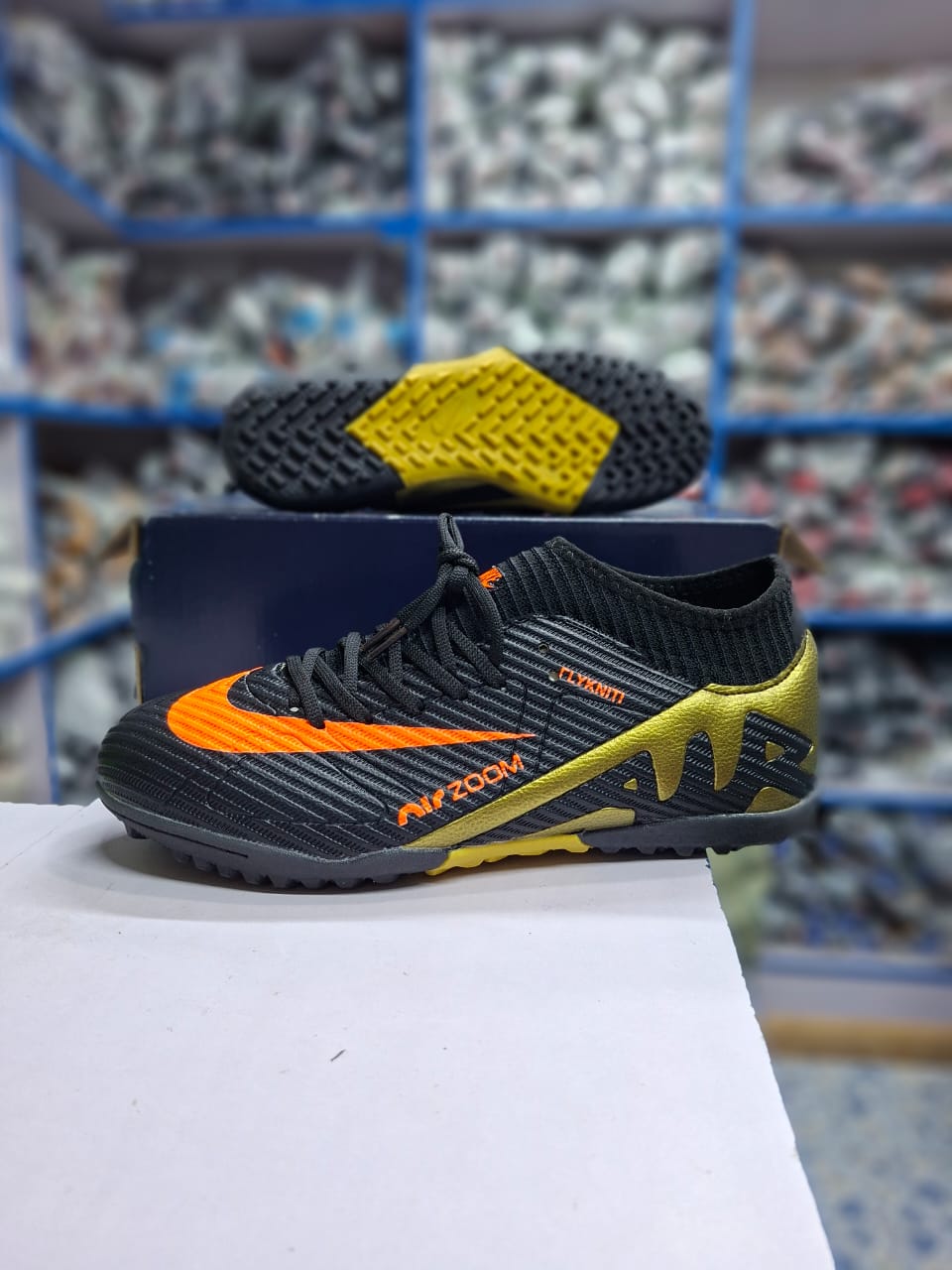 Air zoom boot trainers SOCCER/FOOTBALL High quality comfy football boots 🔥all men and women dreaming football boot favorable for all playing grounds either carpet or dust ground ✨very cute