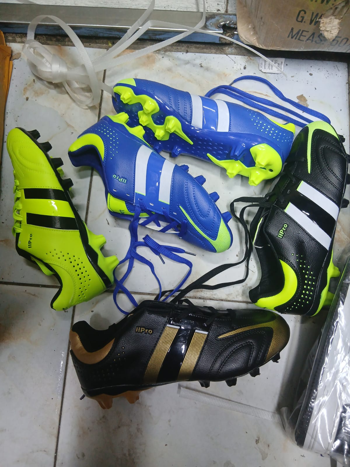 High quality leather comfy soccer football boots 🔥 for all men and women dreaming of  football boots favorable for playing on all grounds either carpet or dust ground ✨very cute all sizes available