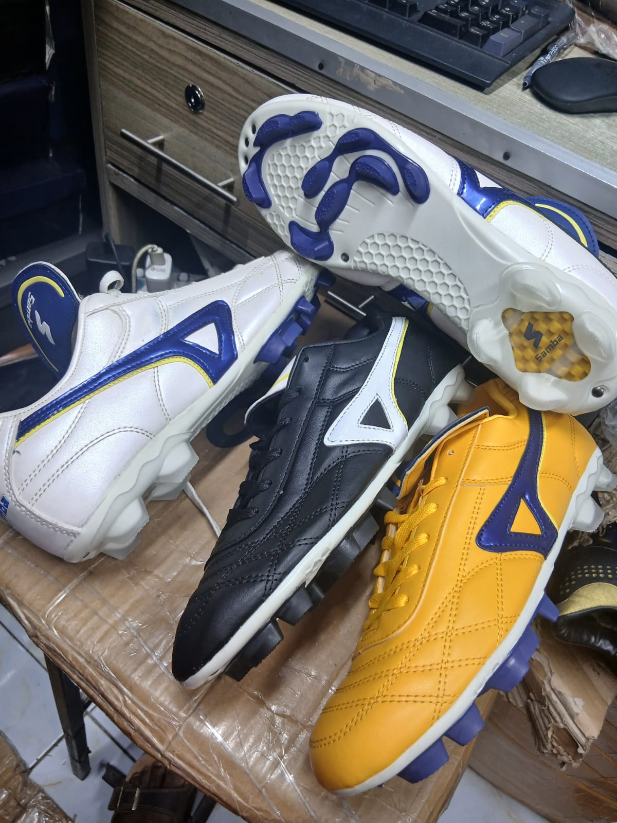 High quality leather comfy soccer football boots 🔥 for all men and women dreaming of  football boots favorable for playing on all grounds either carpet or dust ground ✨very cute all sizes available