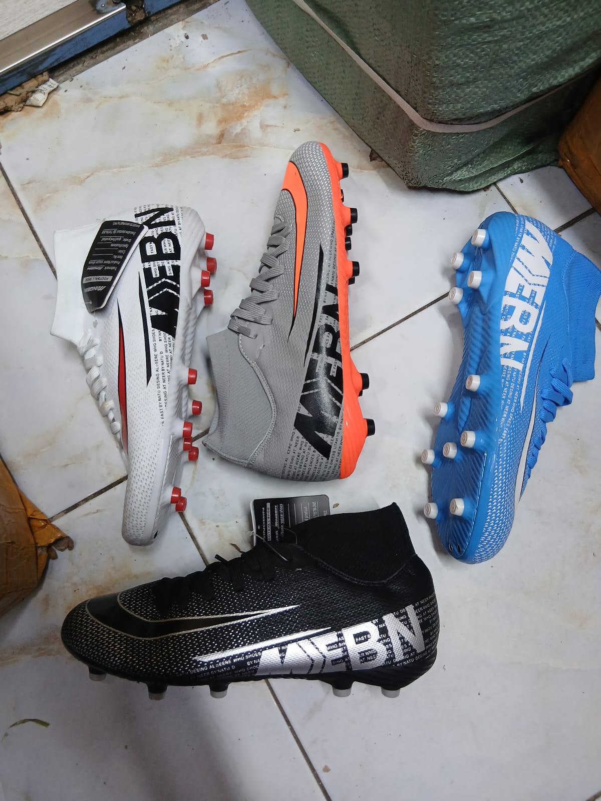 High quality leather comfy soccer football boots 🔥 for all men and women dreaming of football boots favorable for playing on all grounds either carpet or dust ground ✨very cute all sizes available🔥