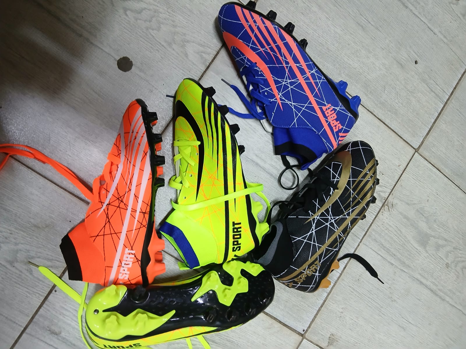 High quality leather comfy soccer football boots 🔥 for all men and women dreaming of football boots favorable for playing on all grounds either carpet or dust ground ✨very cute all sizes available🔥