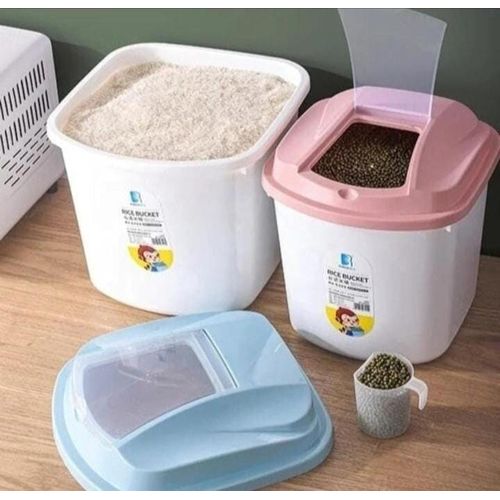 Rice/cereal bucket with measuring cup