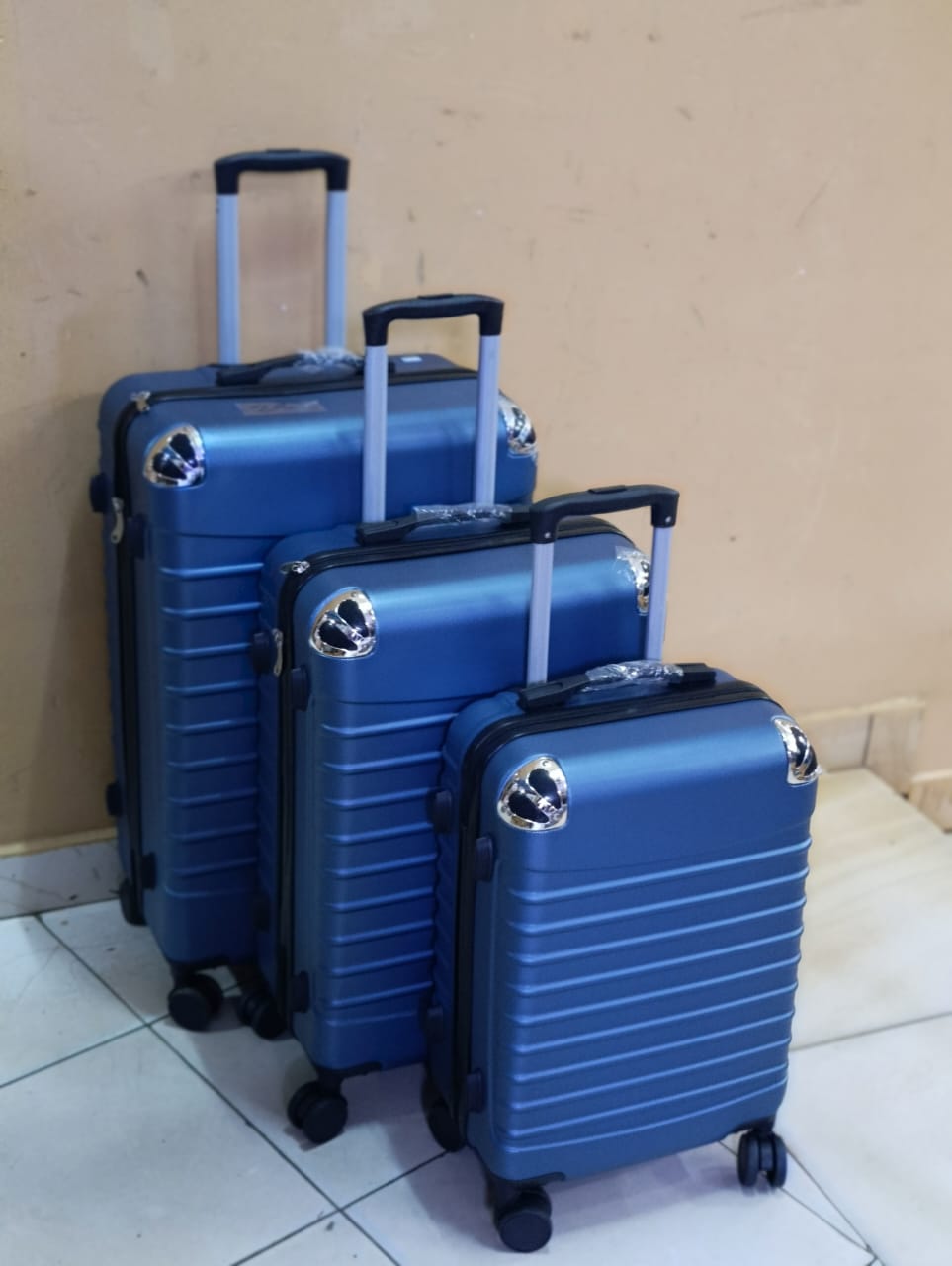 *PRICE DROP*
3 in 1 Luxurious Fibre Suitcase*

▪️Zipper closure frame.
▪️360 Easy-glide spinner wheels. 
▪️Telescopic handle system locks in multiple levels to adapt.
▪️Compression straps keep clothin
