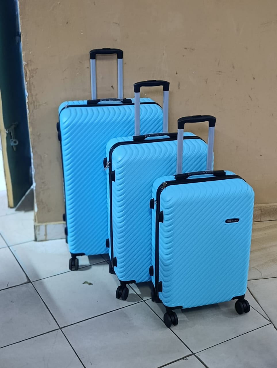 *PRICE DROP*
3 in 1 Luxurious Fibre Suitcase*

▪️Zipper closure frame.
▪️360 Easy-glide spinner wheels. 
▪️Telescopic handle system locks in multiple levels to adapt.
▪️Compression straps keep clothin