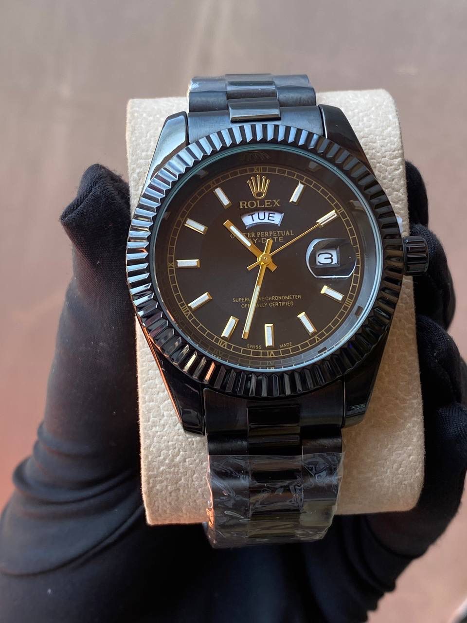 ♨️🎩ROLEX GENTS WATCH ♨️🎩Crafted from high-quality materials like Oystersteel and platinum. offer water resistance up to 30 meters. Classic and elegant designs that transcend trends and time