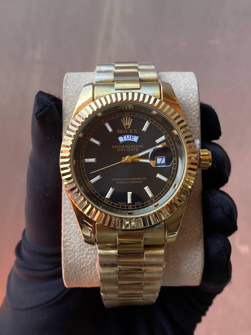 ♨️🎩ROLEX GENTS WATCH ♨️🎩Crafted from high-quality materials like Oystersteel and platinum. offer water resistance up to 30 meters. Classic and elegant designs that transcend trends and time