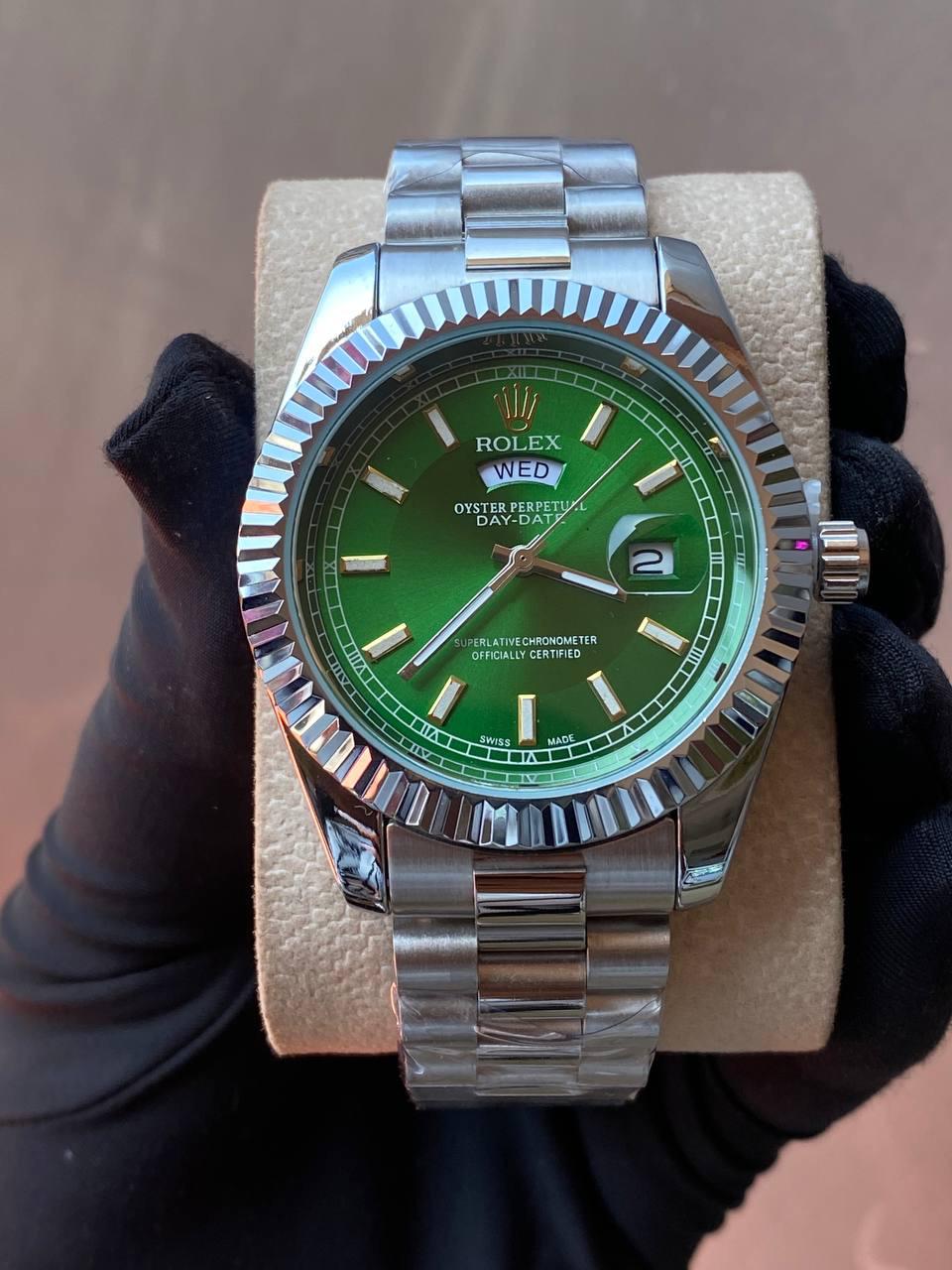 ♨️🎩ROLEX GENTS WATCH ♨️🎩Crafted from high-quality materials like Oystersteel and platinum. offer water resistance up to 30 meters. Classic and elegant designs that transcend trends and time