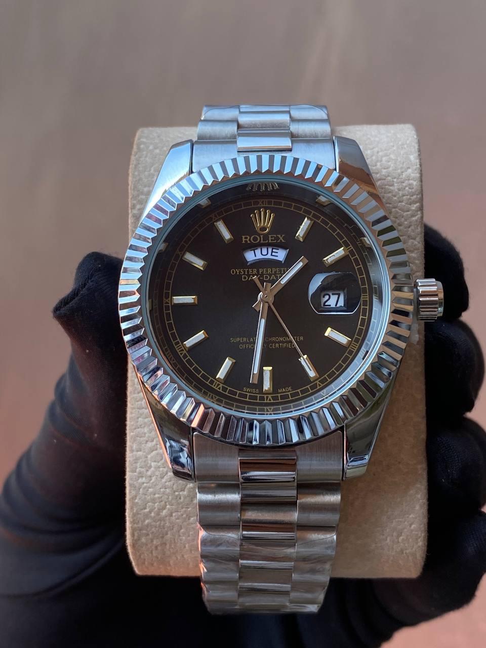 ♨️🎩ROLEX GENTS WATCH ♨️🎩Crafted from high-quality materials like Oystersteel and platinum. offer water resistance up to 30 meters. Classic and elegant designs that transcend trends and time