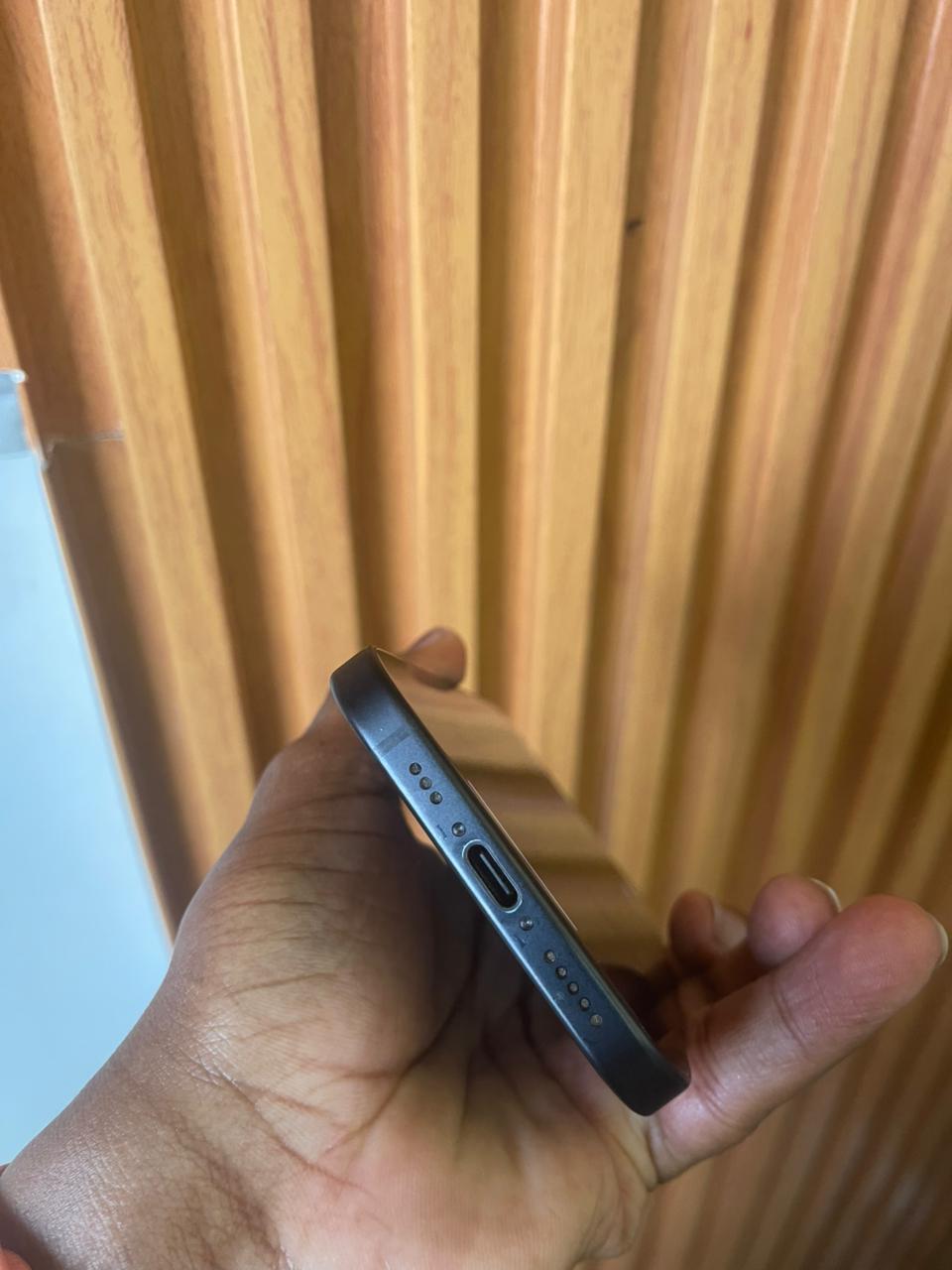 iPhone 15 features a 6.1-inch OLED, A16 chip, 48MP camera, USB-C, 5G, Dynamic Island, and iOS 26