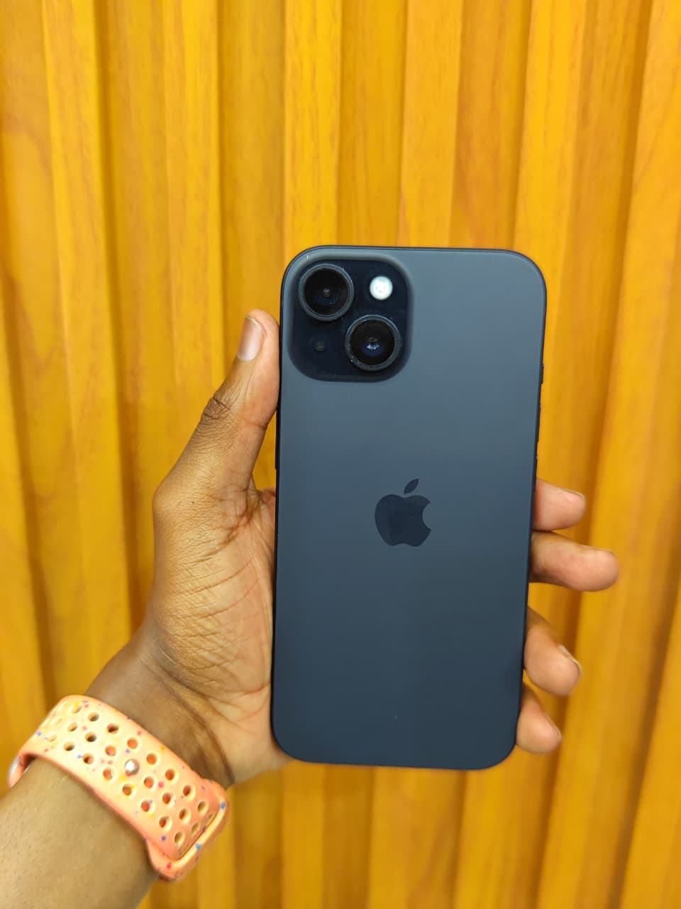 iPhone 15 features a 6.1-inch OLED, A16 chip, 48MP camera, USB-C, 5G, Dynamic Island, and iOS 26