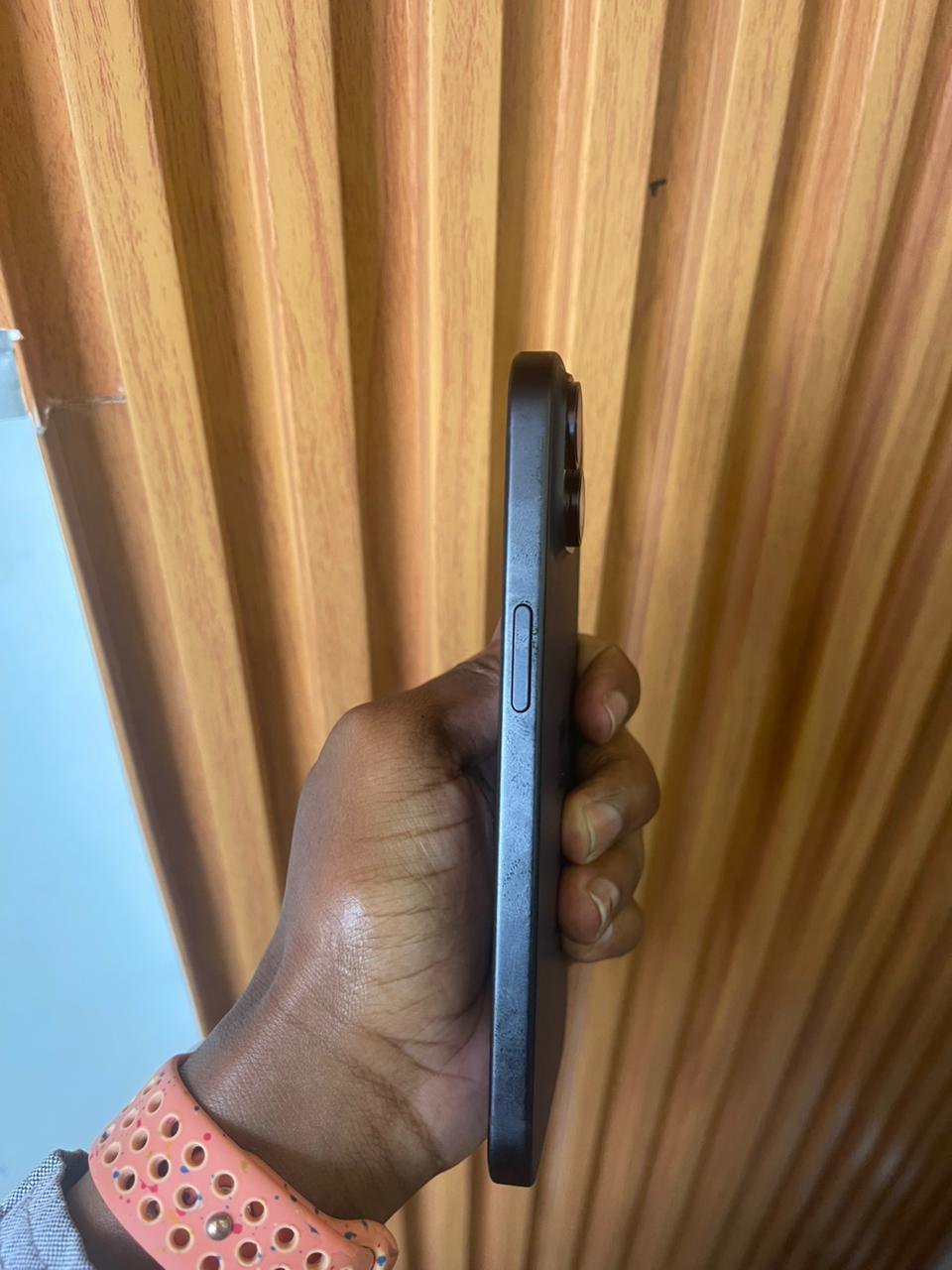 iPhone 15 features a 6.1-inch OLED, A16 chip, 48MP camera, USB-C, 5G, Dynamic Island, and iOS 26