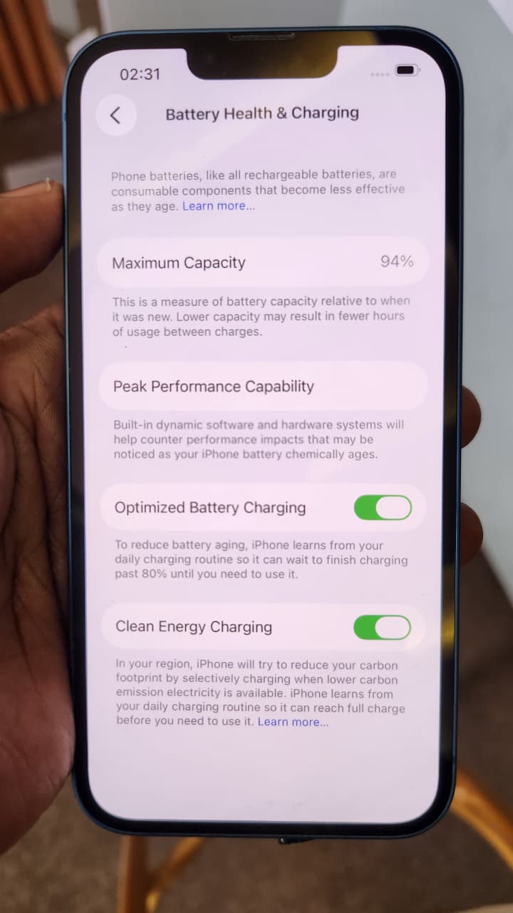 iPhone 13 - 6.1″ OLED screen, A15 Bionic, Dual 12MP Cameras, 5G, IOS 26 Refurbished in mint condition