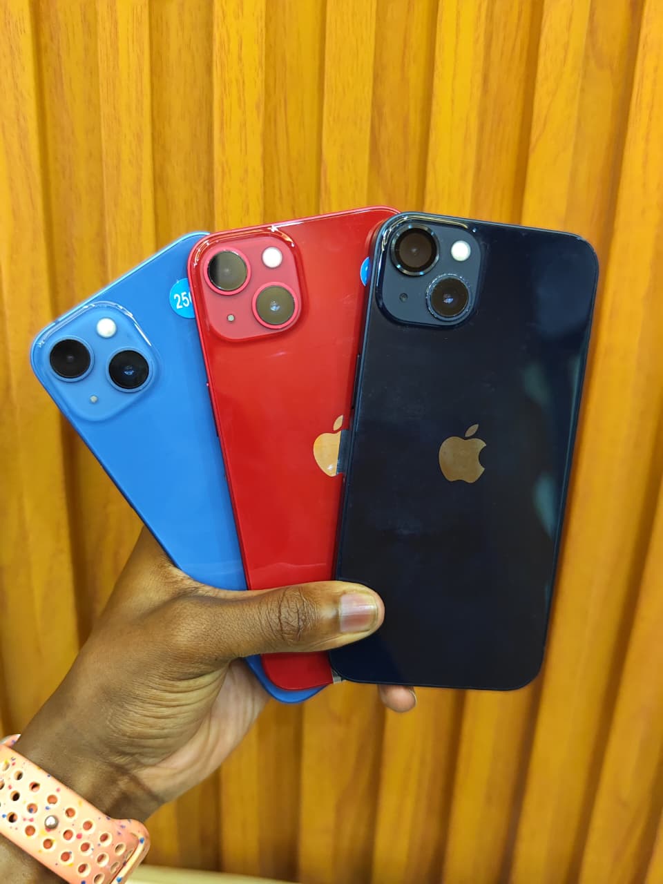 iPhone 13 - 6.1″ OLED screen, A15 Bionic, Dual 12MP Cameras, 5G, IOS 26 Refurbished in mint condition