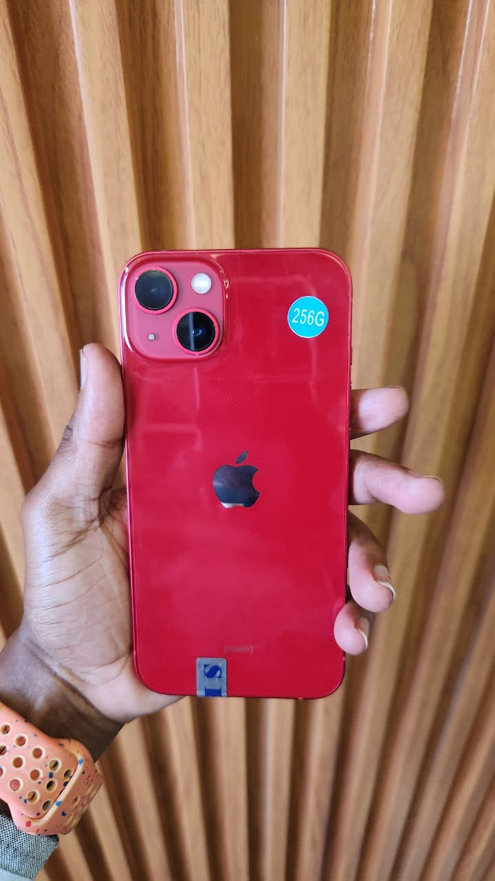 iPhone 13 - 6.1″ OLED screen, A15 Bionic, Dual 12MP Cameras, 5G, IOS 26 Refurbished in mint condition