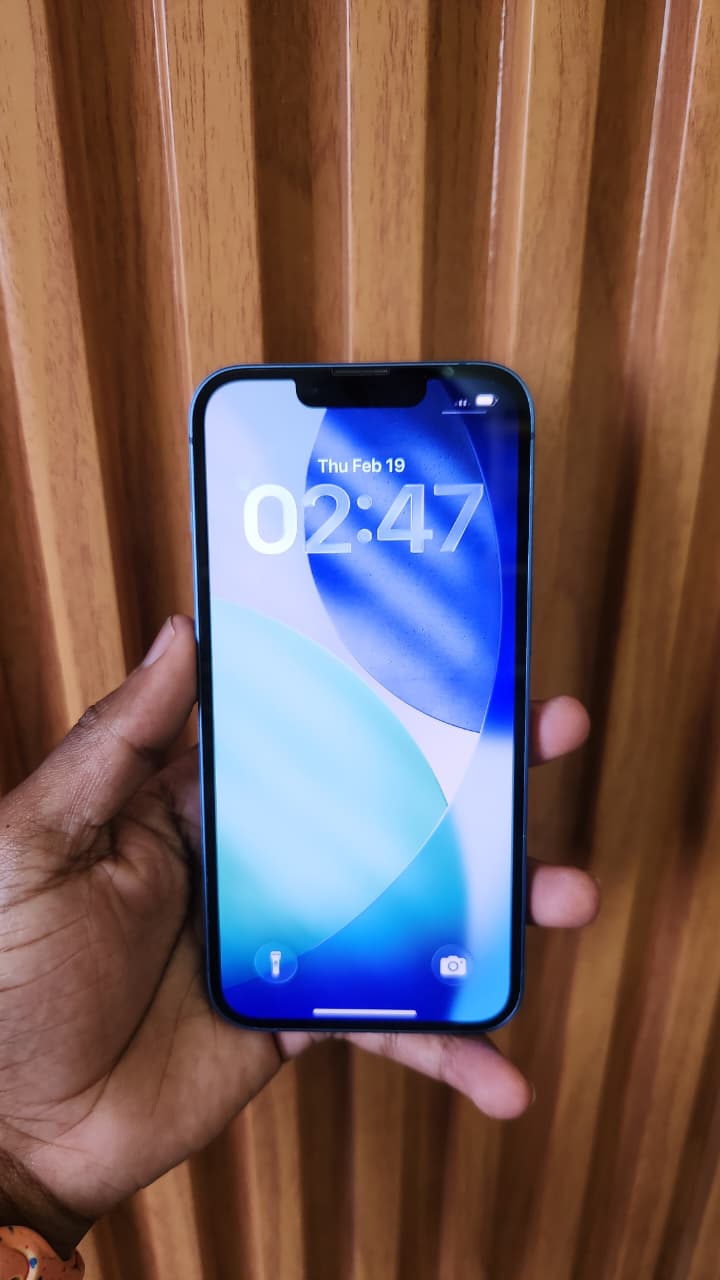 iPhone 13 - 6.1″ OLED screen, A15 Bionic, Dual 12MP Cameras, 5G, IOS 26 Refurbished in mint condition