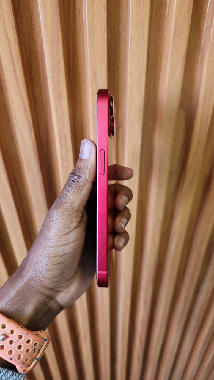 iPhone 13 - 6.1″ OLED screen, A15 Bionic, Dual 12MP Cameras, 5G, IOS 26 Refurbished in mint condition