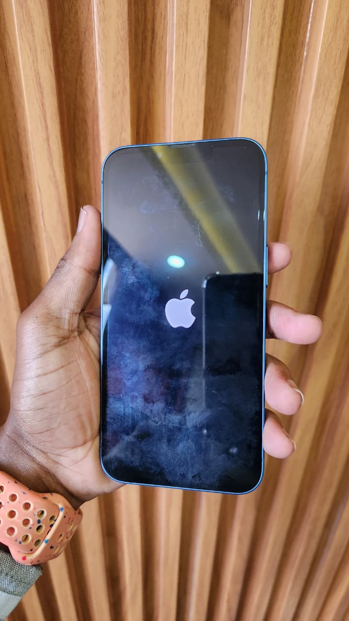 iPhone 13 - 6.1″ OLED screen, A15 Bionic, Dual 12MP Cameras, 5G, IOS 26 Refurbished in mint condition