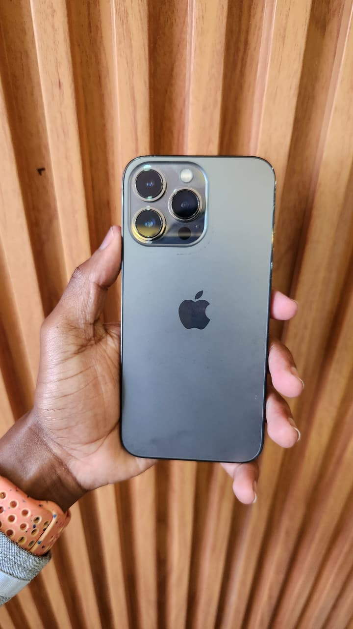 iPhone 13 Pro – 6.1″ OLED screen, A15 Bionic, 6GB RAM, Triple 12MP Cameras, 5G, IOS 26