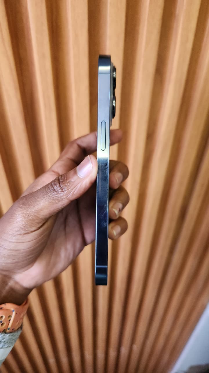 iPhone 13 Pro – 6.1″ OLED screen, A15 Bionic, 6GB RAM, Triple 12MP Cameras, 5G, IOS 26