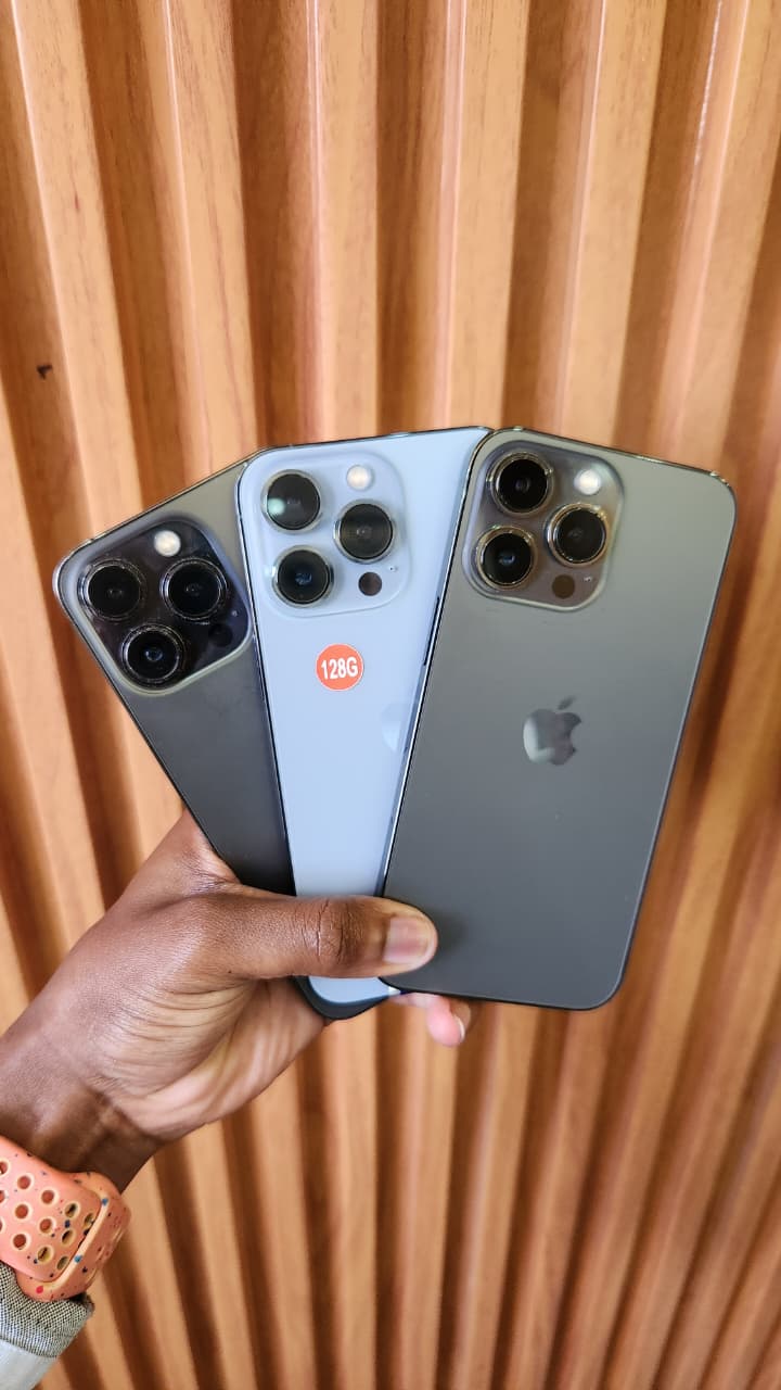 iPhone 13 Pro – 6.1″ OLED screen, A15 Bionic, 6GB RAM, Triple 12MP Cameras, 5G, IOS 26