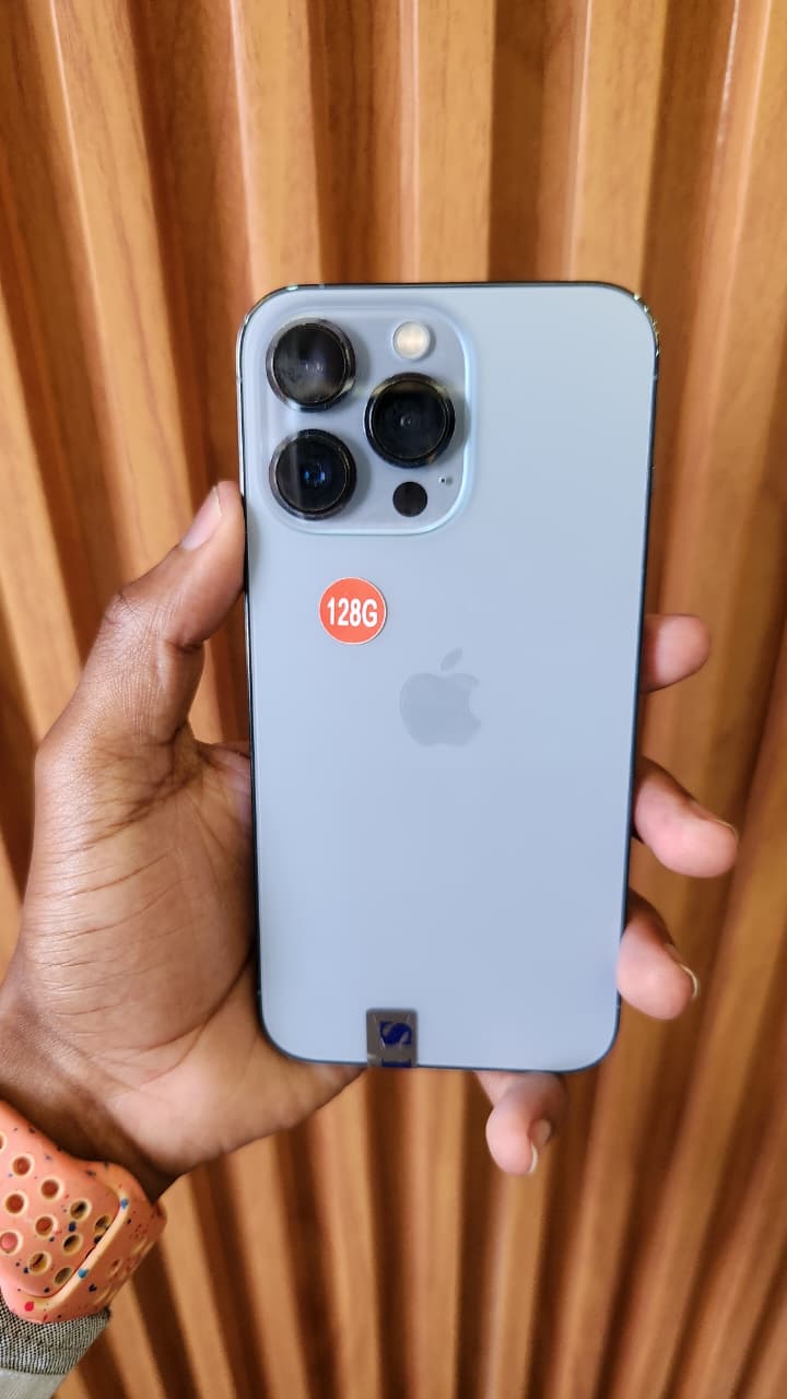 iPhone 13 Pro – 6.1″ OLED screen, A15 Bionic, 6GB RAM, Triple 12MP Cameras, 5G, IOS 26