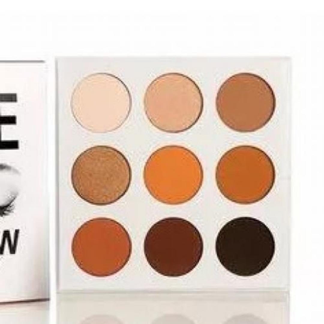 Kylie xoxo The Bronze Palette 9 Pressed Powder Eyeshadow 9 pan palette 0.05oz. Perfect nudes and neutrals, rusty oranges and browns.