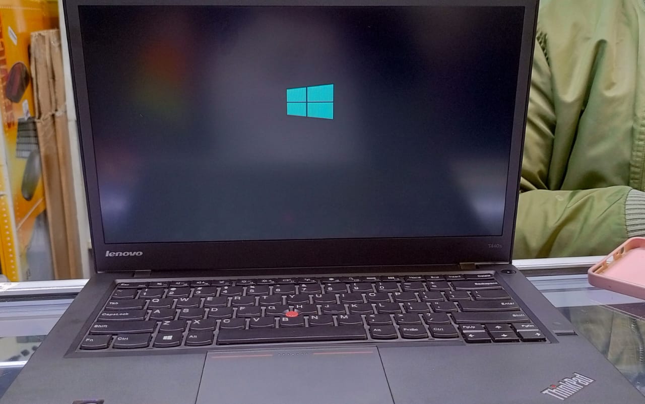 LENOVO THINKPAD T440s COREi7 256GB SSD 14INCH LAPTOP,FAST AND LIGHTWEIGHT,CHARGER INCLUDED,BATTERY GOOD,PERFECT FOR WORK AND STUDY.ULTRA BOOK WINDOWS 10