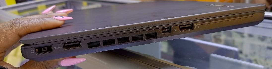 LENOVO THINKPAD T440s COREi7 256GB SSD 14INCH LAPTOP,FAST AND LIGHTWEIGHT,CHARGER INCLUDED,BATTERY GOOD,PERFECT FOR WORK AND STUDY.ULTRA BOOK WINDOWS 10