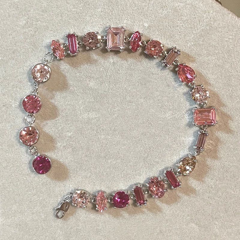 New style sweet pink diamond crystal candy bracelet for women, unique and creative, high-end and fashionable, versatile and gentle, a rare and delicate accessory.