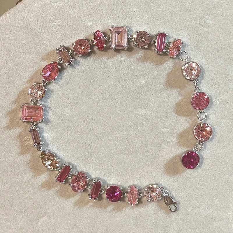 New style sweet pink diamond crystal candy bracelet for women, unique and creative, high-end and fashionable, versatile and gentle, a rare and delicate accessory.