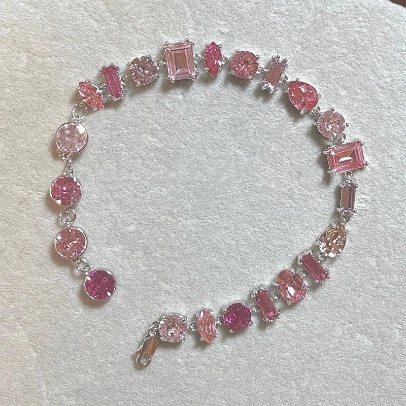 New style sweet pink diamond crystal candy bracelet for women, unique and creative, high-end and fashionable, versatile and gentle, a rare and delicate accessory.