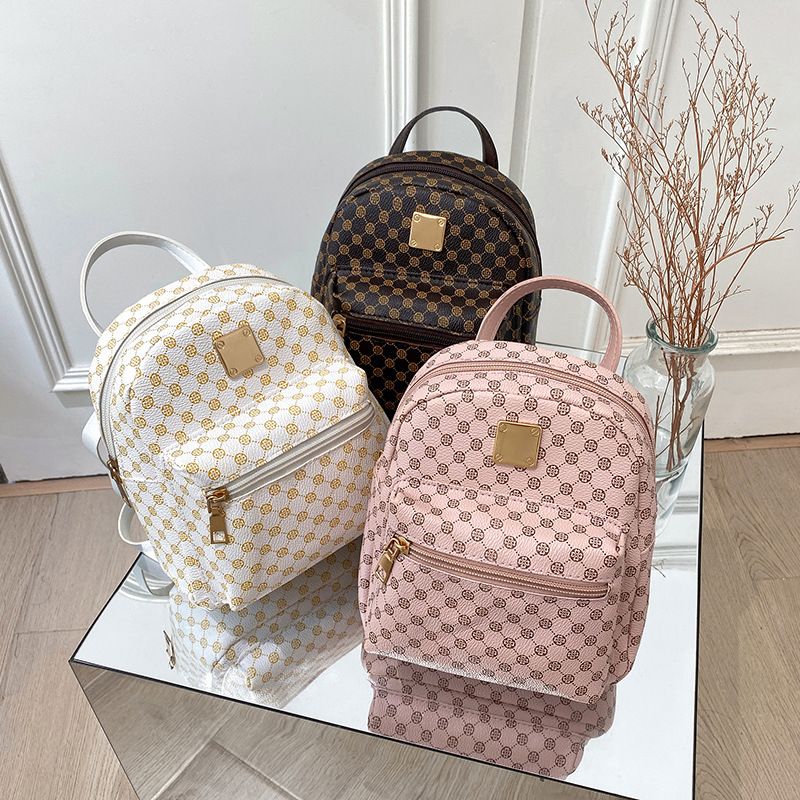 Round-point backpack, a fashionable and versatile bag suitable for women. Fresh and sweet, it is a must-have for your travel. Convenient to use.