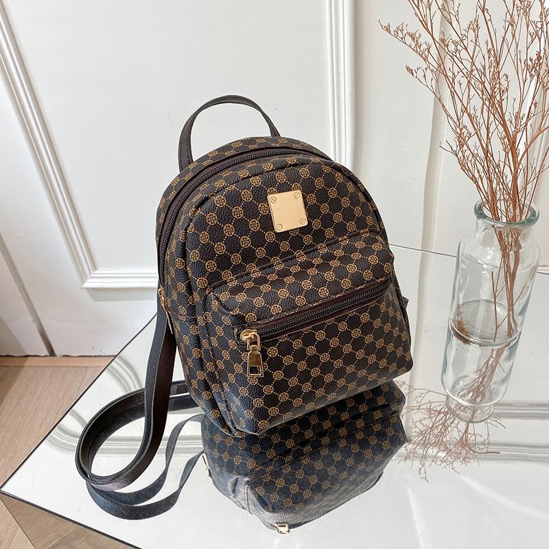 Round-point backpack, a fashionable and versatile bag suitable for women. Fresh and sweet, it is a must-have for your travel. Convenient to use.