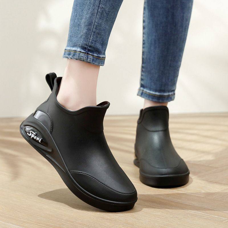 Solid color trendy women's all-season rain shoes, fashionable water shoes, waterproof and anti-slip, suitable for grocery shopping and car washing, new style adult rain boots, wear-resistant rubber sh