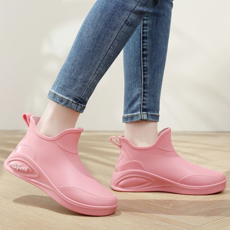 Solid color trendy women's all-season rain shoes, fashionable water shoes, waterproof and anti-slip, suitable for grocery shopping and car washing, new style adult rain boots, wear-resistant rubber sh