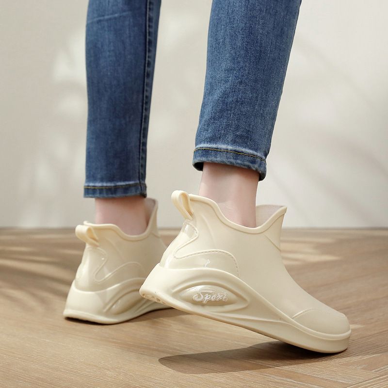 Solid color trendy women's all-season rain shoes, fashionable water shoes, waterproof and anti-slip, suitable for grocery shopping and car washing, new style adult rain boots, wear-resistant rubber sh