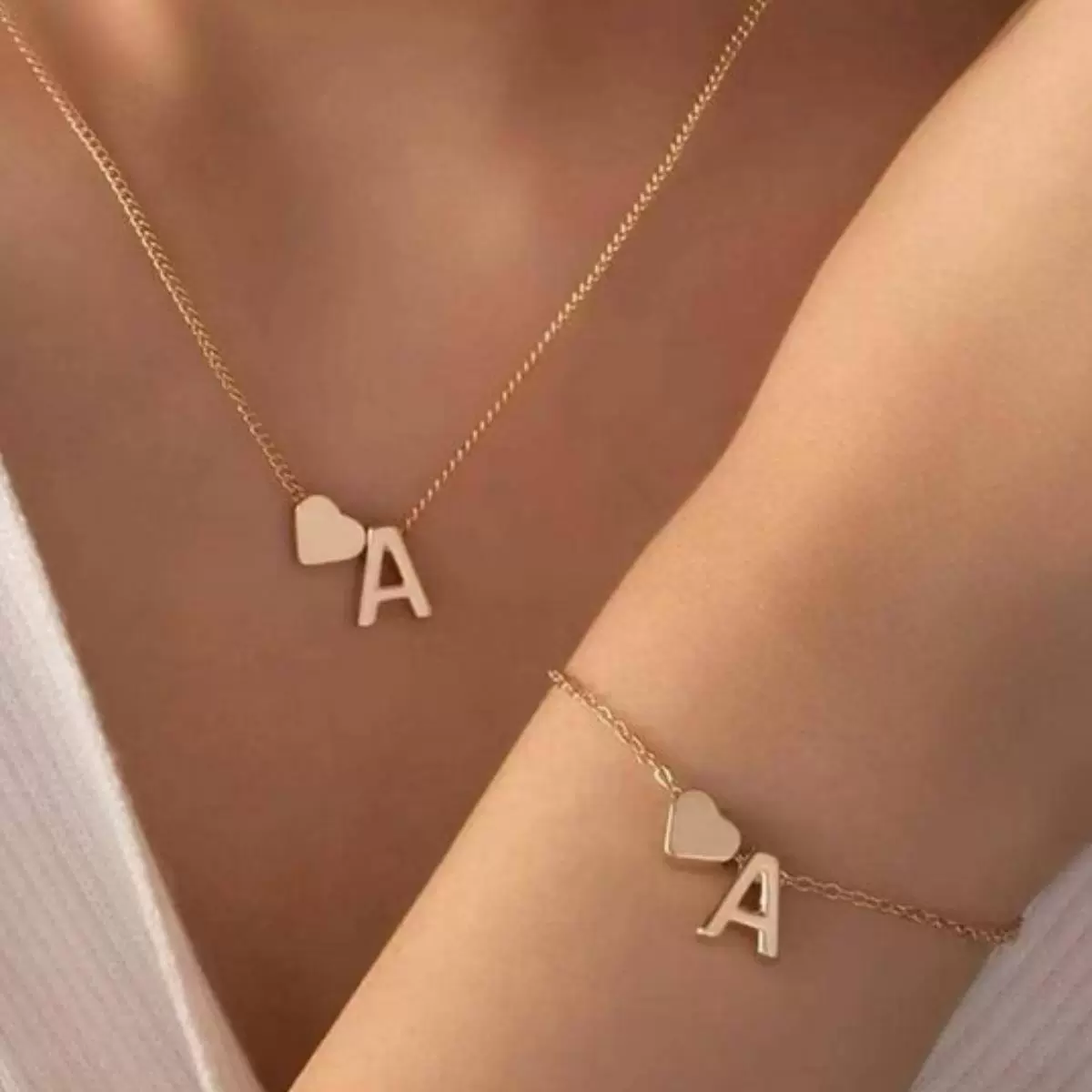 Women's Gold Heart-Shaped Letter Necklace, Gold-Plated Heart-Shaped Letter Necklace Gold Heart Initial Necklace Birthday Gift Valentine's Day Present for Women (M)