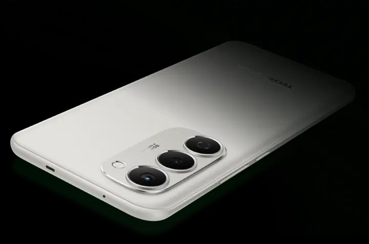 BRAND NEW Tecno Spark 40 PRO PLUS 128GB ROM+8GB RAM 6.78'' AMOLED SCREEN (Dual Sim) 50MP Camera + 13MP SELFIE CAMERA 5200 MAh BATTERY CAPACITY 45W Fast charging ANDROID 15