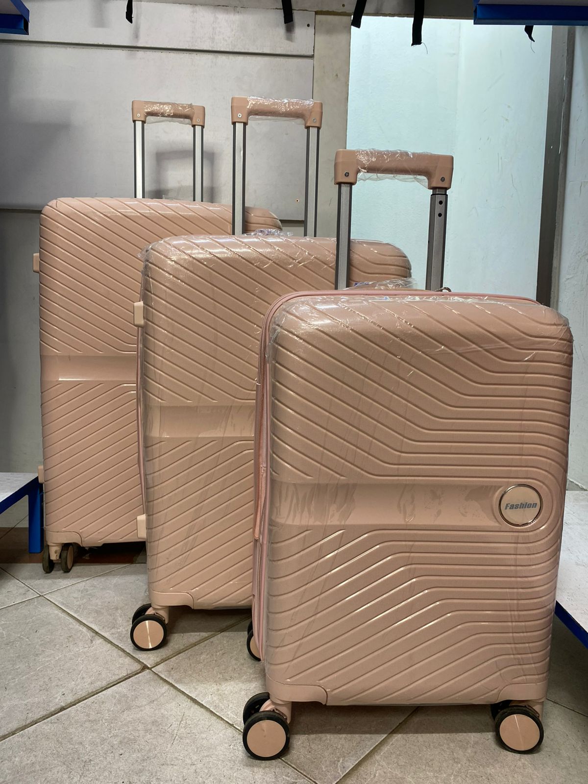 OFFER 3 IN 1 LUXURIOUS EXQUISITE RUBBER UNBREAKABLE SUITCASE TRAVEL BAG SIZE 3. COMPRISES OF 3 PCS . SMALL-8KG, MEDIUM-17KGS, LARGE - 25KGS.