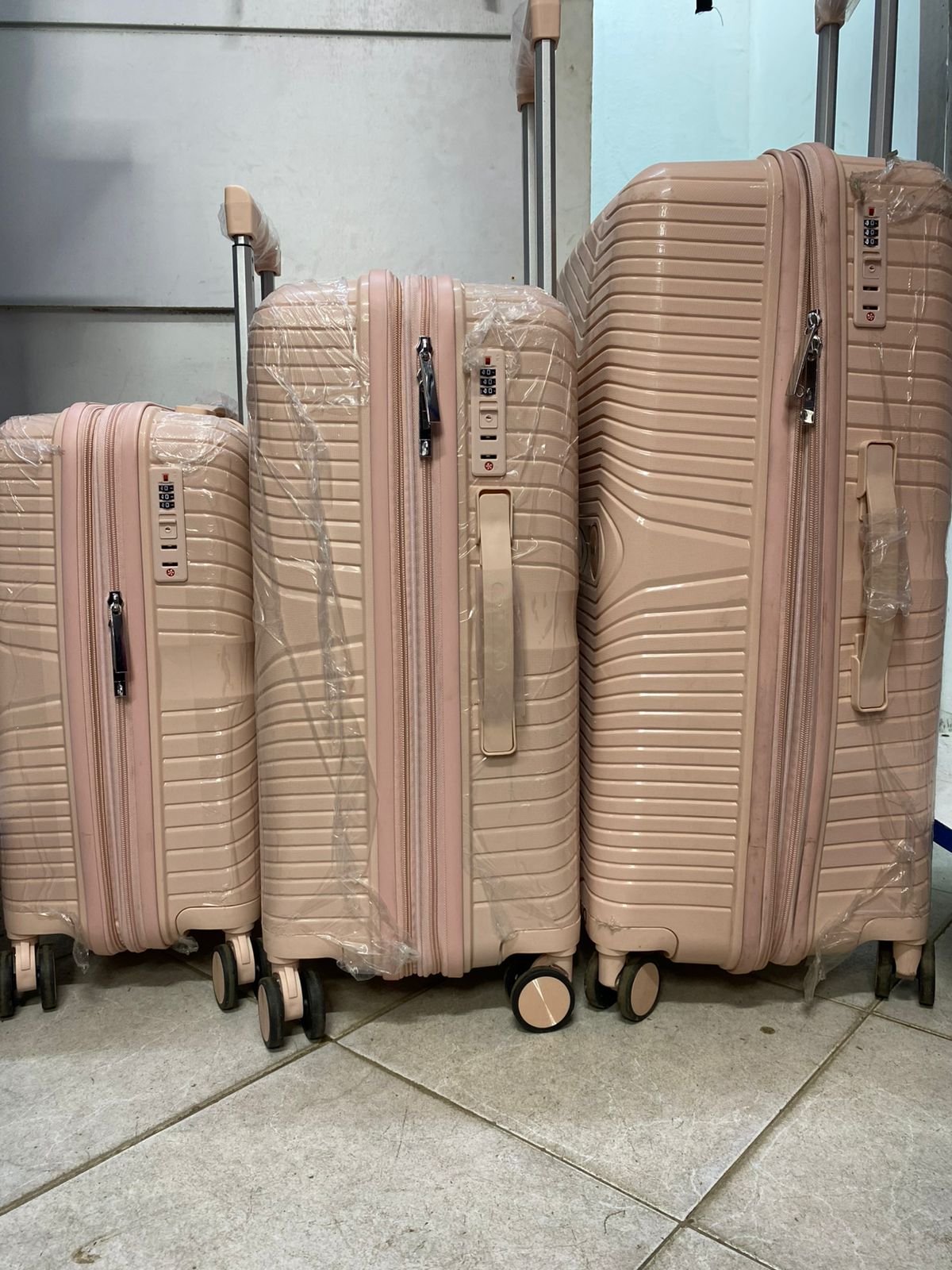 OFFER 3 IN 1 LUXURIOUS EXQUISITE RUBBER UNBREAKABLE SUITCASE TRAVEL BAG SIZE 3. COMPRISES OF 3 PCS . SMALL-8KG, MEDIUM-17KGS, LARGE - 25KGS.